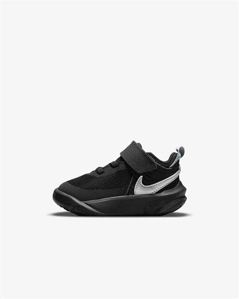 Nike team hustle on sale trainers